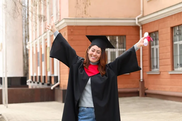 Estudante Feliz Roupão Solteiro Com Diploma Seu Dia Formatura — Fotografia de Stock