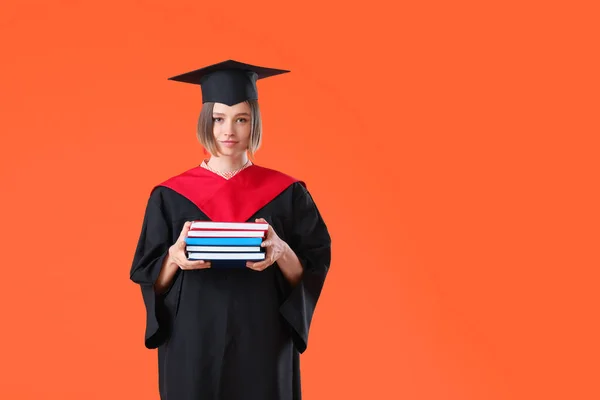 Estudiante Graduada Con Libros Sobre Fondo Color — Foto de Stock