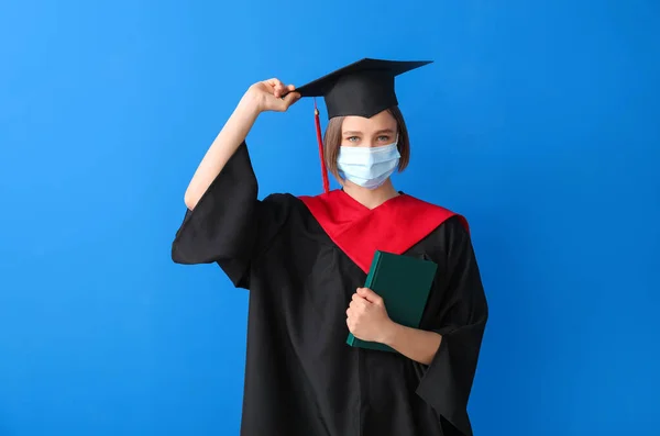 Studentessa Laureata Maschera Protettiva Con Libro Sfondo Colori — Foto Stock