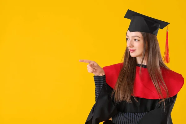 Donna Laureata Studente Mostrando Qualcosa Sfondo Colore — Foto Stock