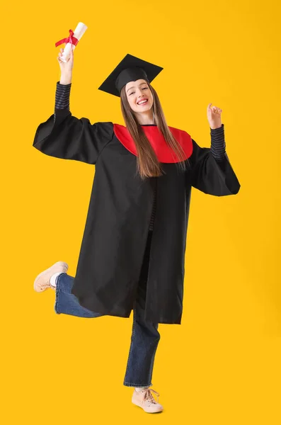 Feliz Estudiante Graduación Femenina Con Diploma Fondo Color — Foto de Stock