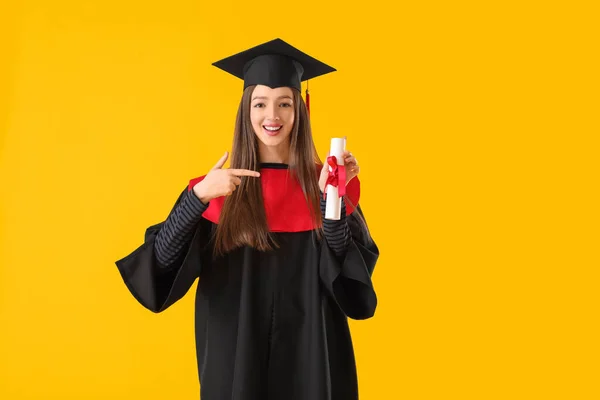 Studente Laureata Donna Con Diploma Sfondo Colore — Foto Stock