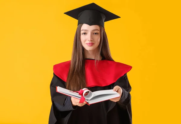 Kvinna Examen Student Med Diplom Och Boka Färg Bakgrund — Stockfoto