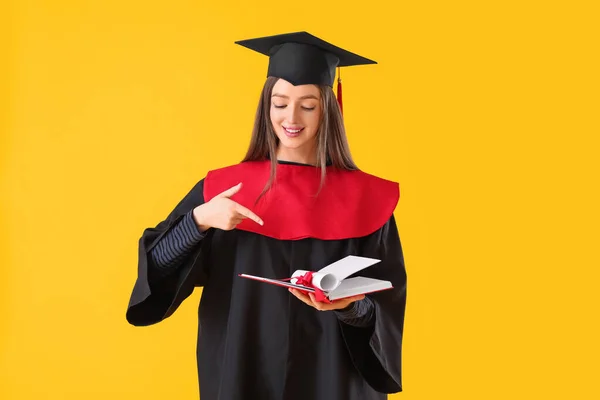 Vrouwelijke Afgestudeerde Student Met Diploma Boek Kleur Achtergrond — Stockfoto