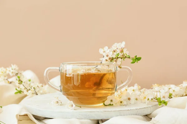 テーブルの上においしいお茶と花の枝を持つカップ — ストック写真