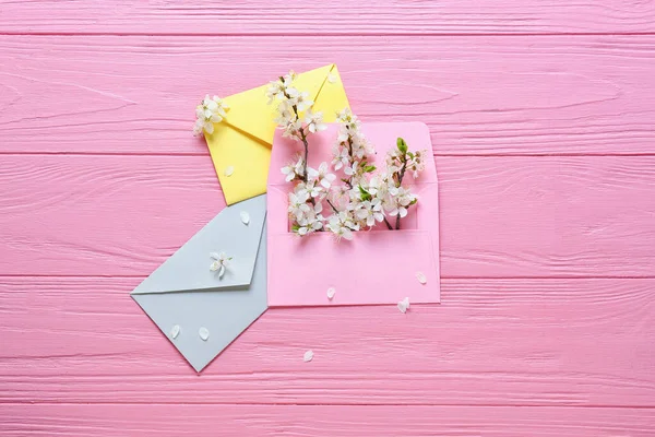 Kuvert Och Vackra Blommande Grenar Färg Trä Bakgrund — Stockfoto