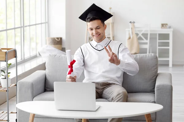 Glad Manlig Student Sin Examensdag Hemma Begreppet Online Utbildning — Stockfoto