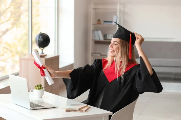 Šťastná Studentka Den Promoce Doma Koncepce Online Vzdělávání — Stock fotografie