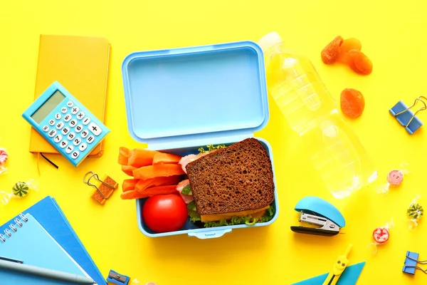 Обеденная Коробка Вкусной Едой Школьными Принадлежностями Цветном Фоне — стоковое фото