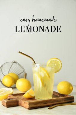 Masada bir bardak lezzetli soğuk limonata