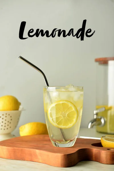 Ein Glas Leckere Kalte Limonade Auf Dem Tisch — Stockfoto