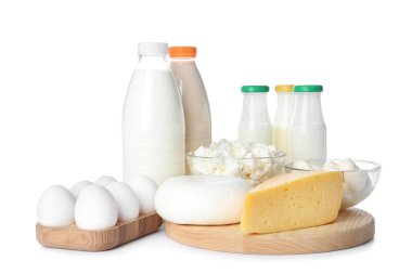 Beyaz arka planda farklı süt ürünleri ve tavuk yumurtaları