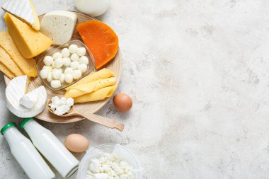 Farklı süt ürünleri ve arka planda tavuk yumurtaları.