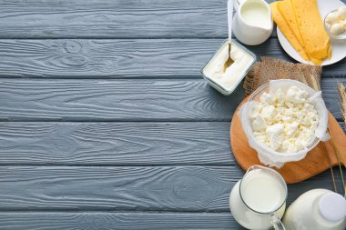 Koyu ahşap arka planda farklı süt ürünleri