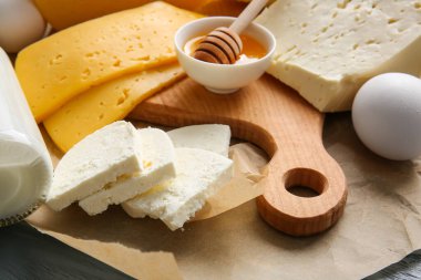 Lezzetli peynirler ve bal masada, yakın plan.