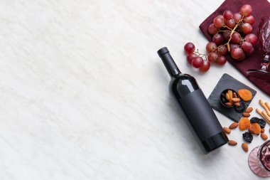 Hafif arka planda şarap ve abur cubur karışımı.