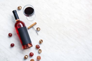 Hafif arka planda şarap ve abur cubur karışımı.