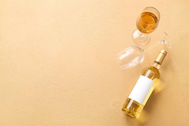 Renkli arka planda bir şişe şarap ve bardak.