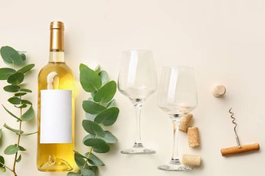 Hafif arka planda şarap ve gözlüklü kompozisyon