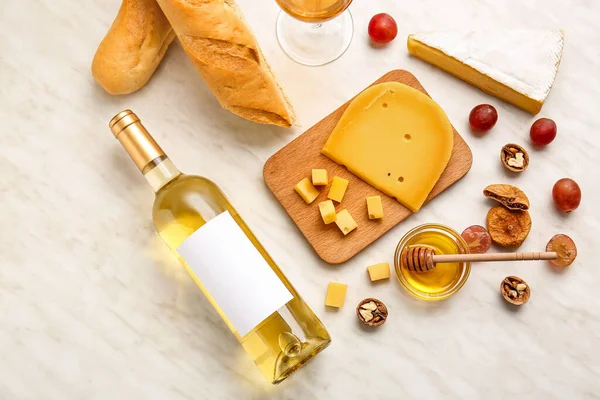 Composición Con Botella Vino Snacks Sobre Fondo Claro —  Fotos de Stock