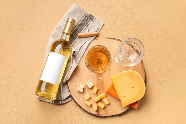 Zusammensetzung Mit Einer Flasche Wein Und Leckerem Käse Auf Farbigem — Stockfoto