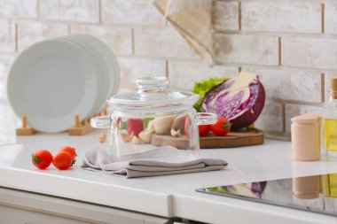 Mutfaktaki taze sebzeler ve tencereler çok şık.