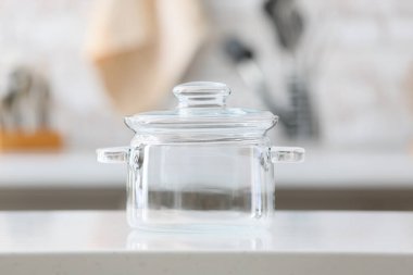 Mutfak tezgahında şık bir tencere var.