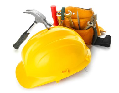 Beyaz arkaplanda araçları olan sert başlık