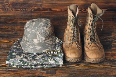 Ahşap arka planda askeri üniforma.