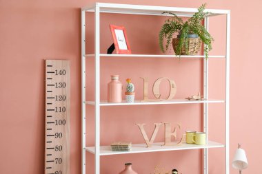 Renk duvarına yakın dekorlu modern kitap rafı