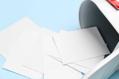 Renk arkaplanında harfler olan posta kutusu, kapat