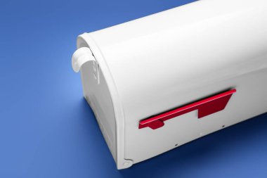 Renk arkaplanındaki posta kutusu, kapat