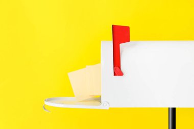 Renk arkaplanında harfler olan posta kutusu