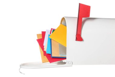 Beyaz arkaplanda harfler olan posta kutusu