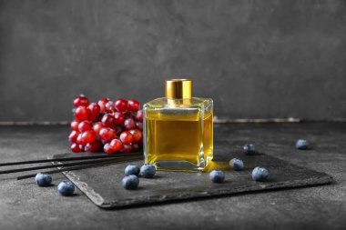 Koyu arkaplanda üzüm ve yaban mersini ile Reed dağıtıcı