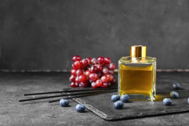 Koyu arkaplanda üzüm ve yaban mersini ile Reed dağıtıcı