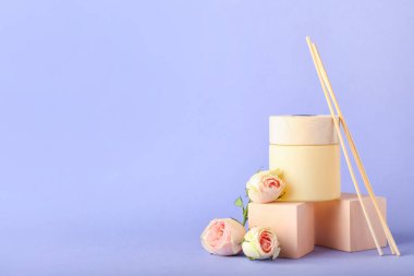 Renk arkaplanında güller olan Reed dağıtıcı