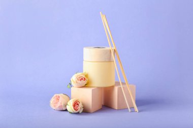 Renk arkaplanında güller olan Reed dağıtıcı