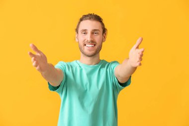 Sarılabilmek için kollarını açan yakışıklı bir adam