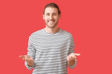 Renkli arka planda gülümseyen genç adam