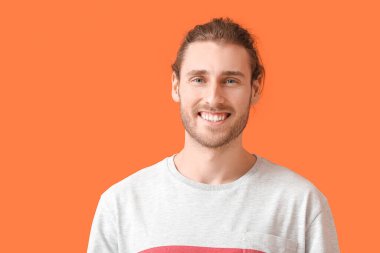 Renkli arka planda gülümseyen genç adam