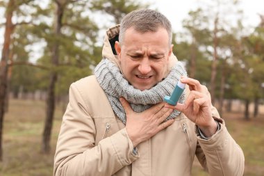 Astım spreyli son sınıf öğrencisi dışarıda astım krizi geçiriyor.
