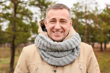 Park 'ta gülümseyen son sınıf öğrencisi