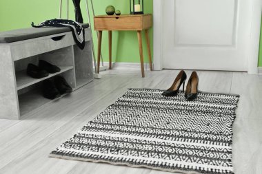 Modern koridorun içinde şık bir halı.