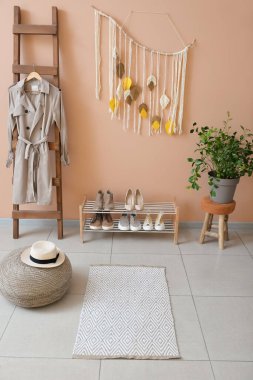 Halısı olan şık bir koridor.