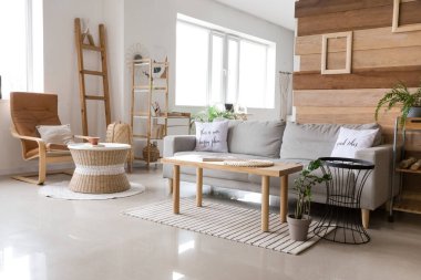 Oturma odasının içinde rahat bir kanepe.