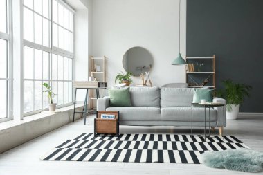 Oturma odasının içinde rahat bir kanepe.