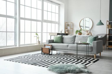 Oturma odasının içinde rahat bir kanepe.