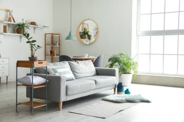 Oturma odasının içinde rahat bir kanepe.