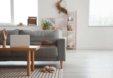 Oturma odasının şık ve rahat koltuğu var.